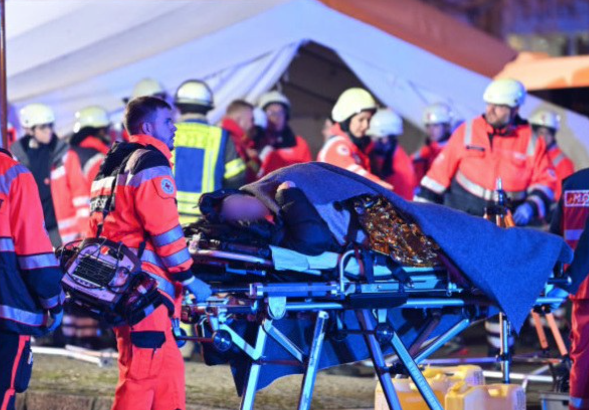 Conductor embiste a multitud en mercado navideño de Alemania